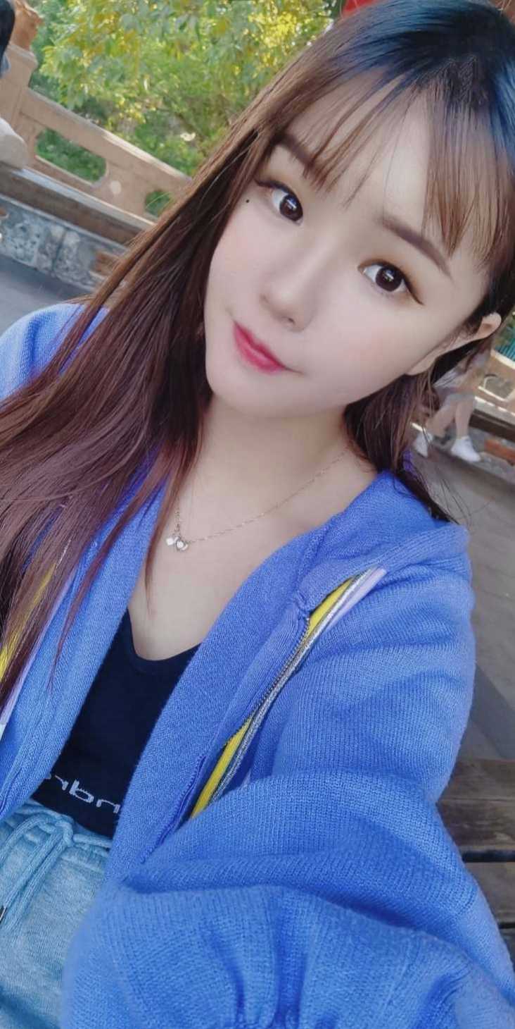 白云人和地铁附近，性感奔放的妹子